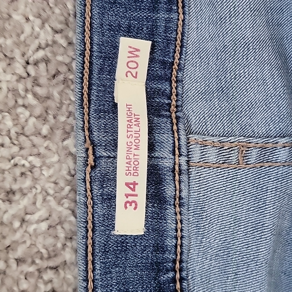 BNWOT 314 Shaping straight Levi's - Picture 2 of 3